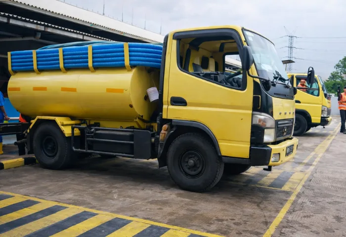 Mobil sedot WC Cleantank Service untuk layanan sedot WC dan septic tank di Jakarta Barat